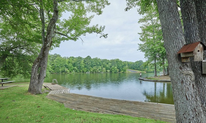 Mid America Condo | AFFORDABLE, RELAXING and LAKEFRONT! Stay on Lake Hamilton in Hot Springs!