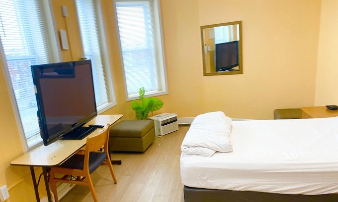 Downtown Baltimore House | Affordable room