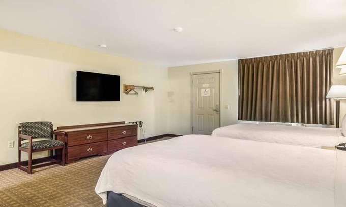 Aberdeen Hotel | Affordable Stay at GuestHouse Montesano! Free Parking & Bfast, Pet-Friendly!