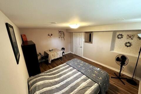 Pickering House | Affordable stay near the beach TV and parking