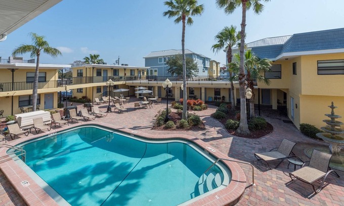 Redington Beach Condo | Affordable! Steps to Beach, King Bed, Grill, Free WiFi &TV, Great Dinning & Shopping.