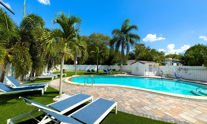 Belleair Apartment | Affordable studio with 2 queen beds in a vibrant shared complex