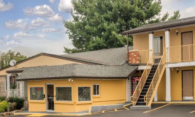 Berea House | Affordable Yet Fun! Pet-friendly, Breakfast and Parking Included