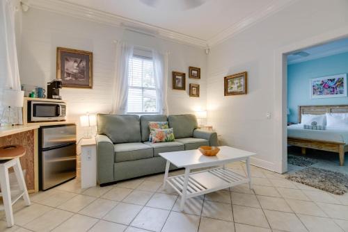 Historic Seaport Apartment | African Queen - Harbor Walk Hideaways