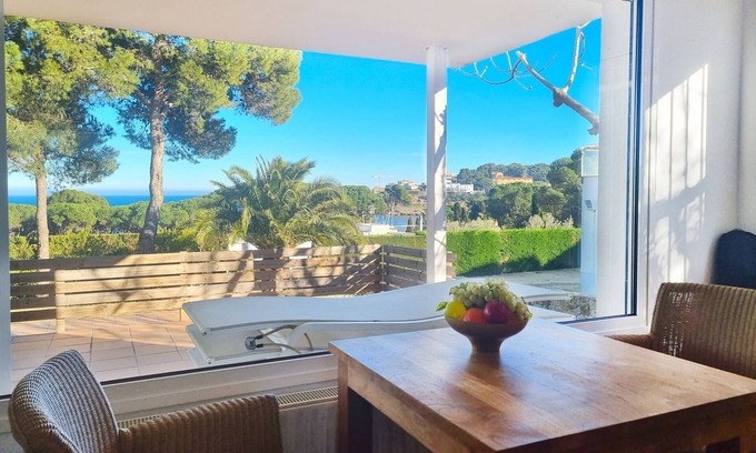 L'Escala Villa | Afrodita: Charming villa with sea views between historical places and beaches