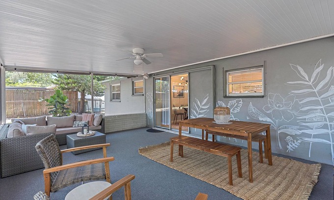Sarasota House | Afterdune Delight | PET-FRIENDLY w/Backyard + Lanai