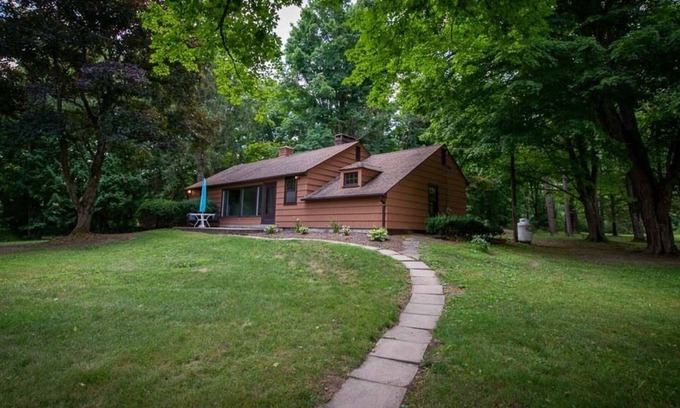 Town of Jerusalem Cottage | Afternoon Charm: Quaint Cottage Charm
