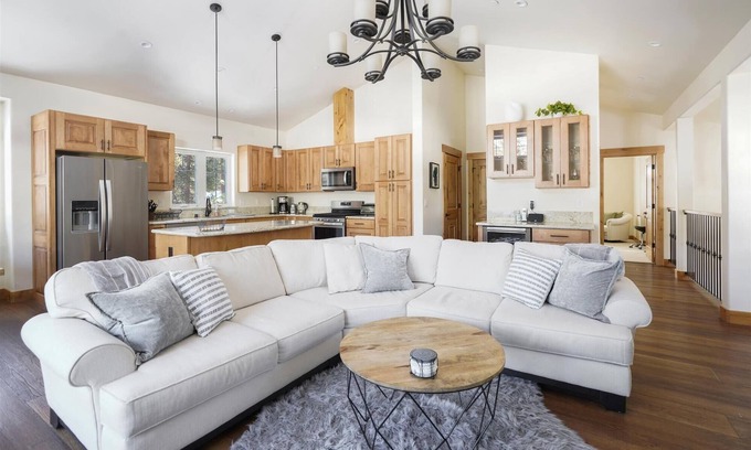 Tahoe Vista House | Agate Bay Gem by Tahoe Getaways - Luxury Cabin w Easy Winter Access