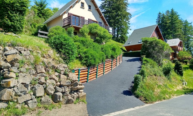 Besse-et-Saint-Anastaise Ski Chalet | AGREABLE CHALET à BESSE au coeur de la nature Berthelage