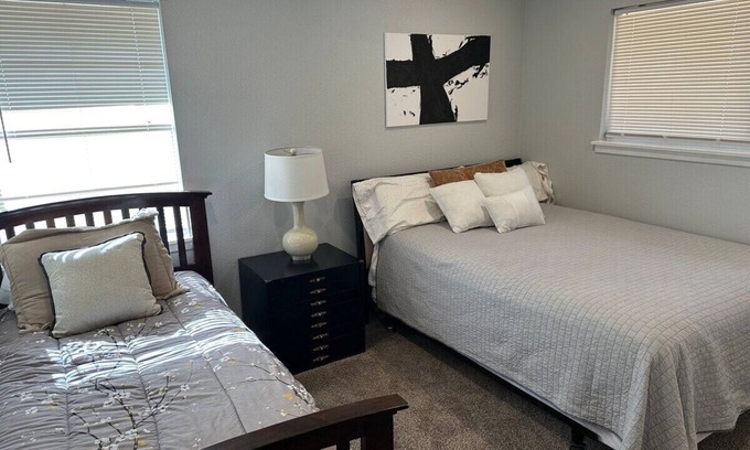 Tyler Apartment | Agreeable Gray: 3 Bedroom, Soothing 5 Beds, Large groups, Pet Friendlynn