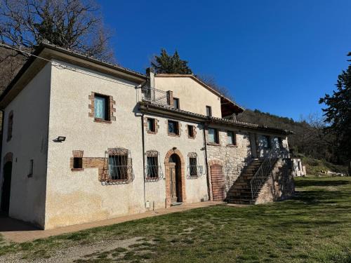 Fabriano House | Agriturismo Castelvecchio, Casa Vacanza con piscina a Fabriano
