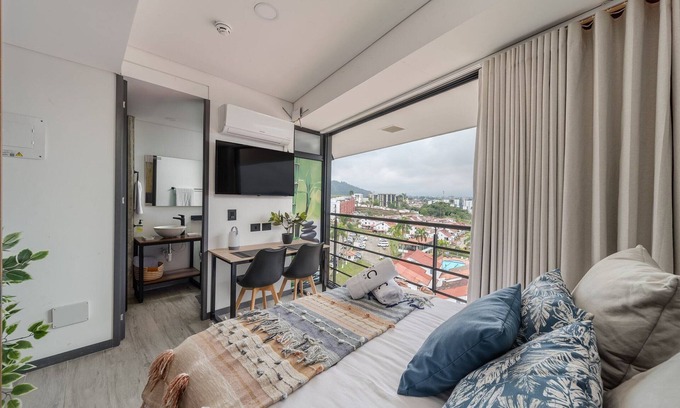 Pereira House | |Ahead| Serene Loft near airport with parking