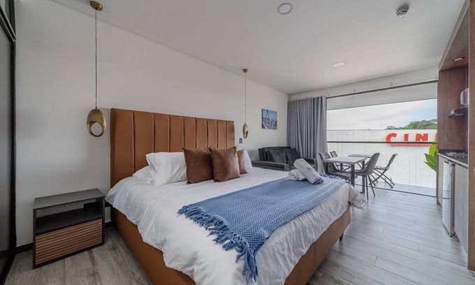 Pereira House | |Ahead| Spacious loft with king bed and parking