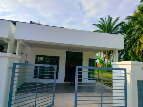 Jenjarom House | Aiman's Rose HomeStay