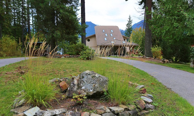 Kaslo House | Ainsworth Lakefront Getaway