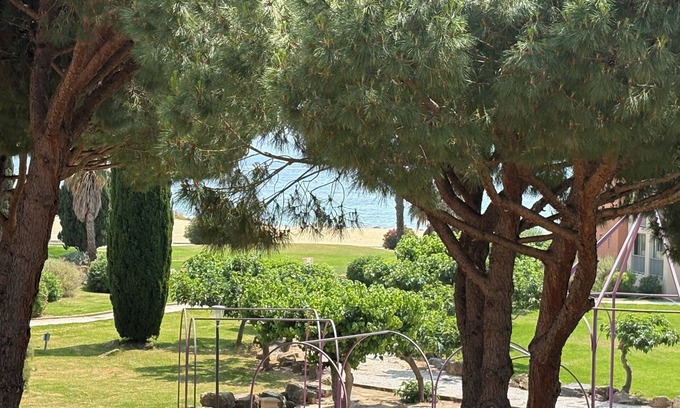 Miramar Apartment | Air-conditioned, waterfront 2-room 38m2 cabin apartment.