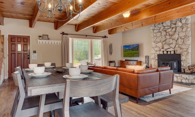 North Upper Truckee House | Air Conditioning, Outdoor Spa, 5 Mins to Heavenly/Casinos/Beaches: Little Bear Cabin