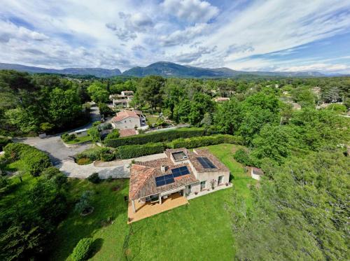 Roquefort-les-Pins Villa | Air-conditioned villa with fresh eggs & vegetables