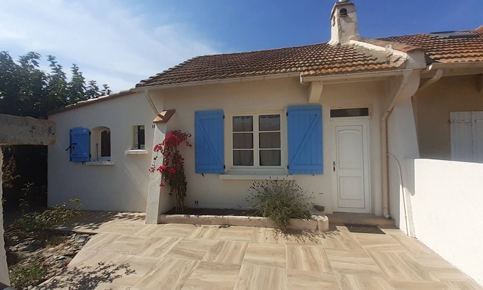 Saint-Cyprien Plage House | Air-conditioned fisherman's cottage 80 metres from the beach