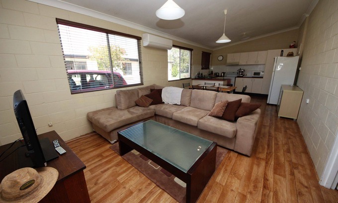 Hat Head Apartment | Air conditioned *ground floor own carport * Sheets/Towels not included