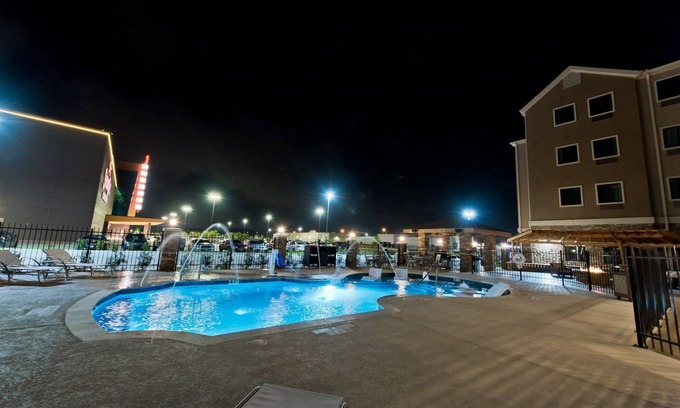 Humble Condo | Air-Conditioned Suite | Gym Access, Seasonal Pool + Free Breakfast!