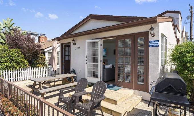 West Newport House | Air Conditioning! Cottage 2-blocks from Beach