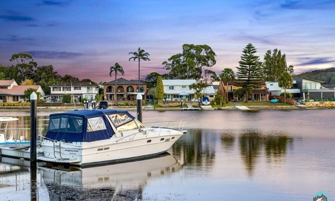 St Huberts Island House | Aircabin - Woy Woy - Water Front - 6 Beds Lux Home