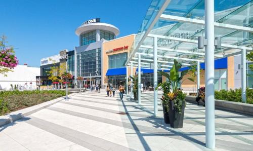 Downtown Mississauga House | Airport Home- 24x7 Check in- Flexible Checkout- Square One Mall Minutes Away