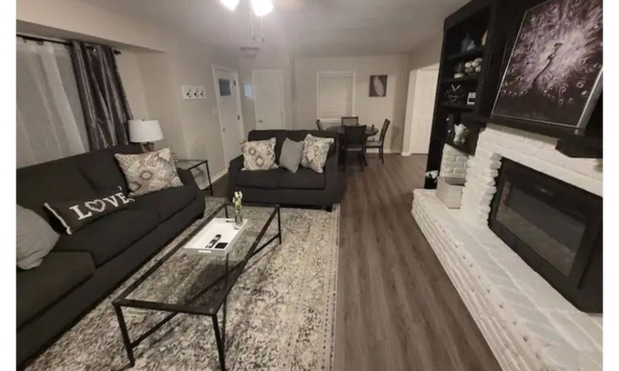 Greater South Side House | Airport Ranch Retreat. Min's to DWTN