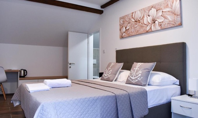 Velika Gorica House | Airport room's Residence Garden