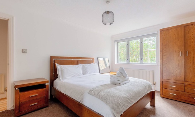 Limehouse Apartment | Airy 1-Bedroom Apartment near Canary Wharf