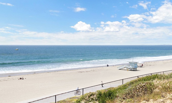 South Redondo Apartment | Airy Beach apartment 100 steps from Water in Redondo Beach with WiFi & parking