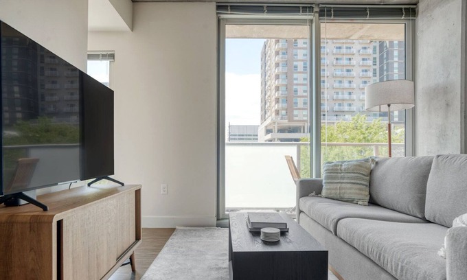 Golden Triangle Apartment | Airy Golden Triangle 1BR w/ Gym & Pool nr Art Museum, by Blueground
