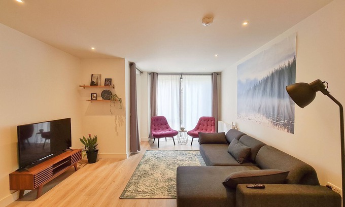 Lansbury Apartment | Airy two bedroom apartment nr Canary wharf O2 Excel