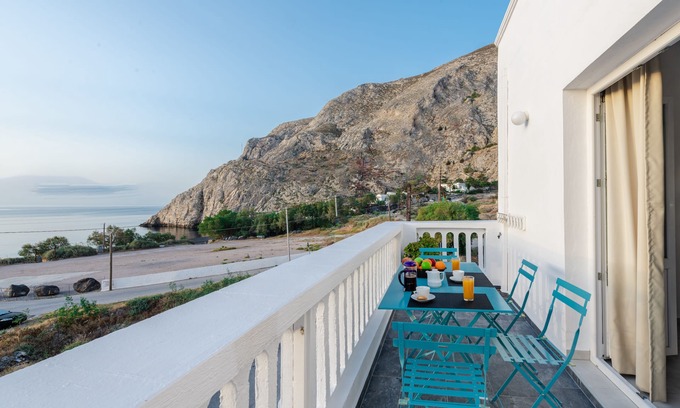 Kamari Apartment | Aislin House: Where Beachfront Bliss Meets Santorini Charm!