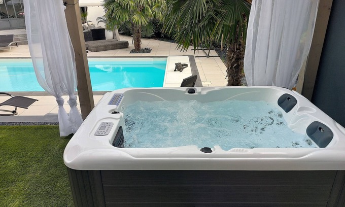 Saint Laurent de la Pree House | Aix Keys
