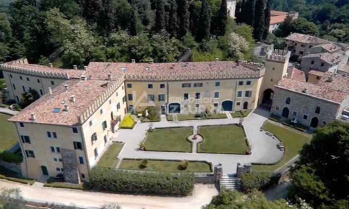 Cola Apartment | Al Castello - pool and lake view