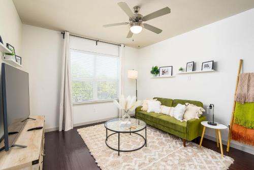 Terrell Heights Apartment | Alamo Chic King Bed Refreshing Office Desk w/Pool