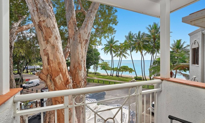 Palm Cove Apartment | Alassio Beachfront Apartment 302