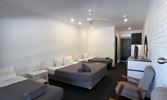 Longreach Hotel | Albert Park Motor Inn