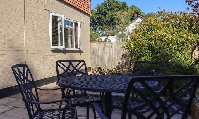 Battle Cottage | ALBIE’S END, character holiday cottage, with a garden in Battle