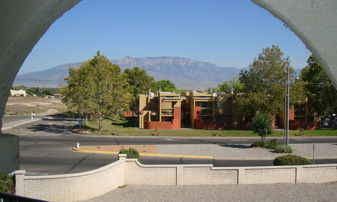 Rio Rancho Condo | Albuquerque Int'l Balloon Fiesta 2BR/2Bath Condo Sleeps 6. Washer/Dryer. Balcony