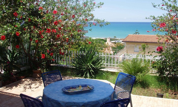 Alcamo Marina House | Alcamo Marina: Villa Giovanna: 250 m from the sea + internet, near motorway and Palermo Airport