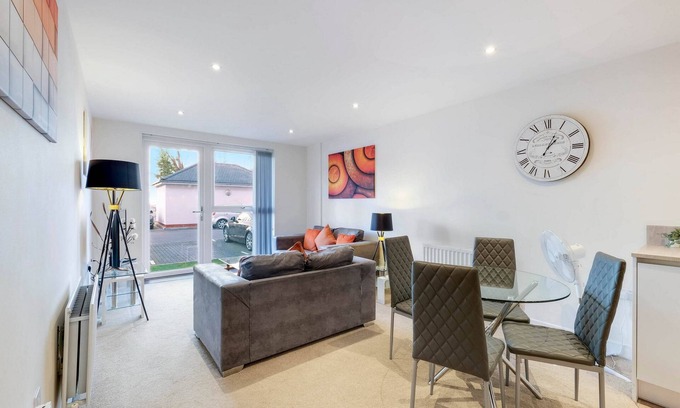 Bray on Thames Apartment | Alder House Serviced Apartment Maidenhead by 360stays