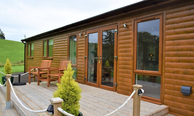 Newbridge Cottage | Alderneuk Lodge - a lodge that sleeps 3 guests in 2 bedrooms