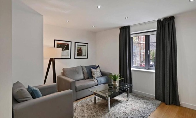 Tower Hill Apartment | Aldgate 2 Bedroom Apartment With Balcony