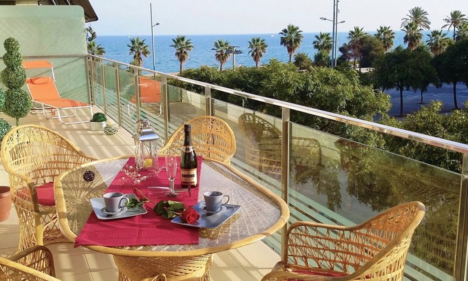 Badalona Apartment | ALEXANDRA´s BEACH-PORT-APARTMENT, beach, balcony, Wifi, AA