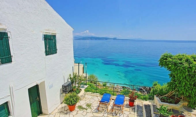 Katavolos Apartment | Alexandra Studio, sleeps 2, just a breath away from Kaminaki beach