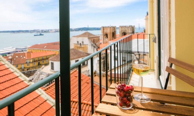 Se Apartment | Alfama Balcony River View by LovelyStay