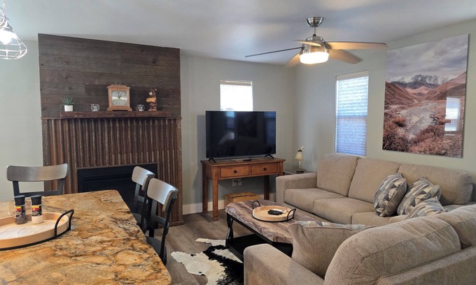 Cody House | Alger Hideaway- steps from historic downtown Cody